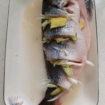 清蒸鲈鱼(清蒸鲈鱼做法和步骤家常做法)