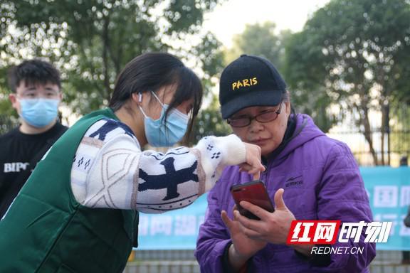 湖南电力志愿者推广“网上国网”APP助力减碳